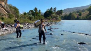 Menembus Jalan Terjal, Polri Hadir Membawa Harapan: Kapolres Nagekeo Salurkan Bantuan Kapolda NTT untuk Warga Terdampak Gempa